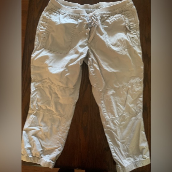Women’s capris old navy size large Cream color - Picture 1 of 4